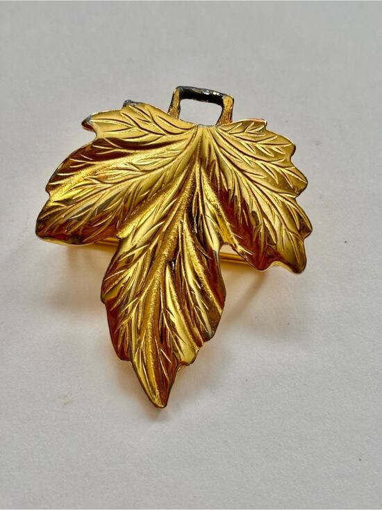 Jewelry - Authentic 🏷️Vintage Signed GERRY’S Textured Maple Leaf Brooch Fall Autumn